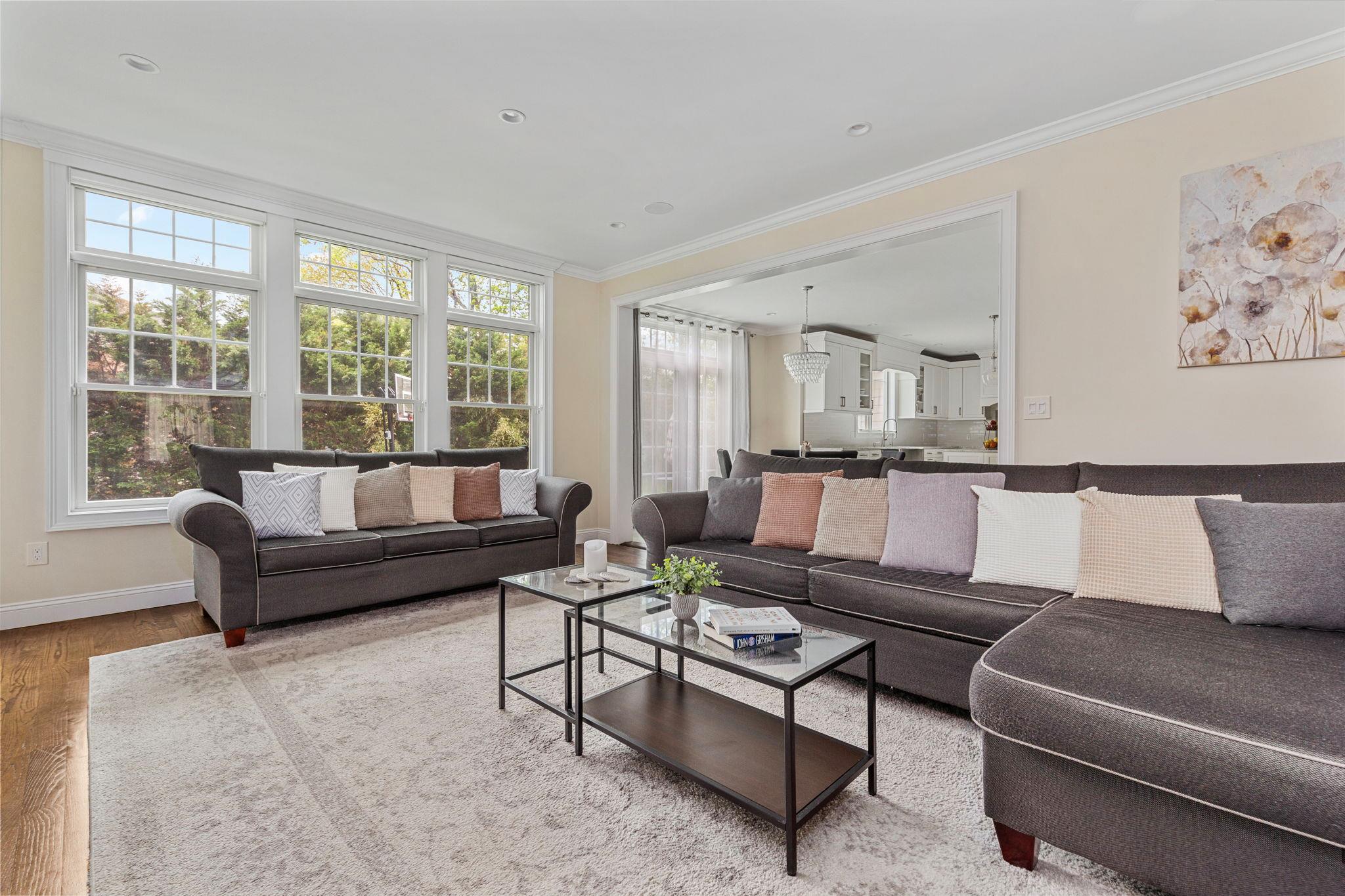 375 I U Willets Road, Roslyn Heights, New York image 9