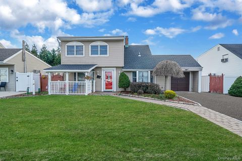 32 Needle Lane Levittown NY 11756
