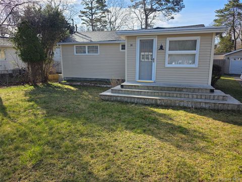 14 Lincoln Road Hampton Bays NY 11946