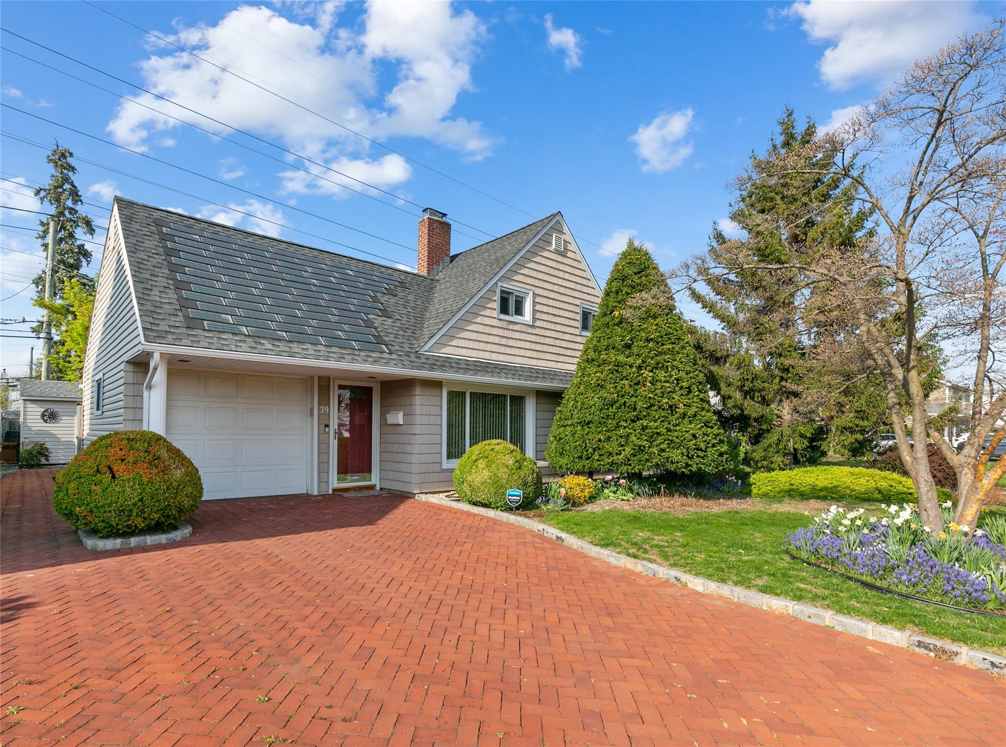39 Mallard Road, Levittown, New York image 1