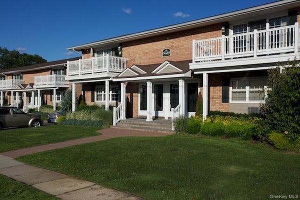 2 CLAIRE CT # 60, WEST BABYLON, NY 11704 - Image c56fd2fcf294b390a73b9de54bc5facd/1601748380