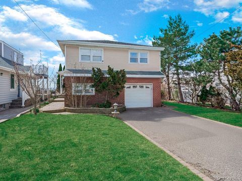 Photo of 73 E Beach Promenade, Lindenhurst, NY 11757 (MLS # 981960)