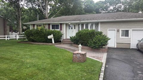 Photo of 1080 Ocean Avenue, Bay Shore, NY 11706 (MLS # 1030049)