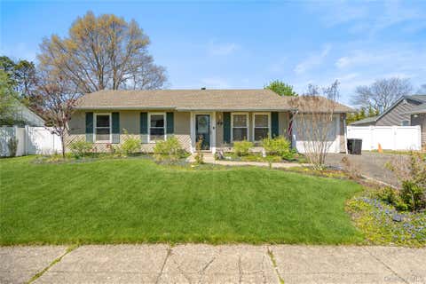 Homes For Sale - 158 Glenmere Way<br/> Holbrook, NY 11741