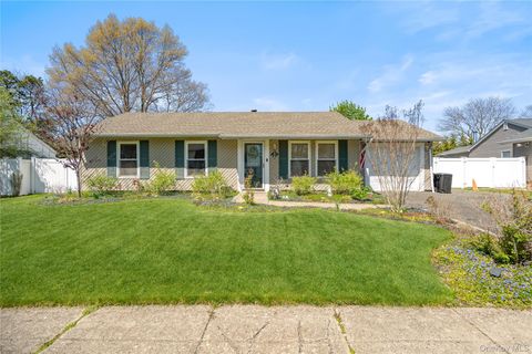 158 Glenmere Way Holbrook NY 11741