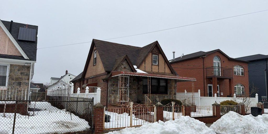 Photo of 135-15 220th Place, Laurelton, NY 11413 (MLS # 964955)