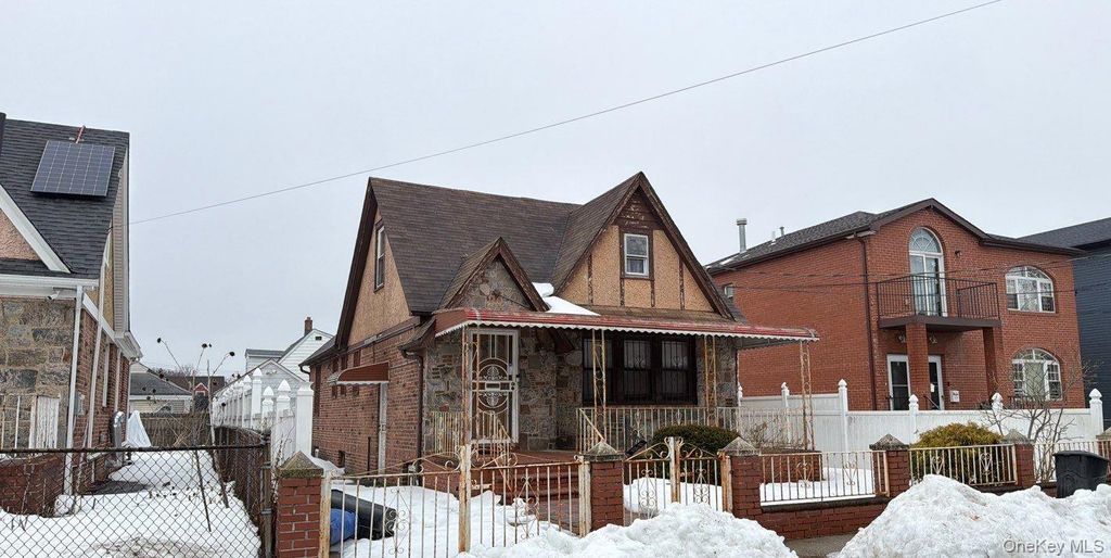 Photo of 135-15 220th Place, Laurelton, NY 11413 (MLS # 964955)