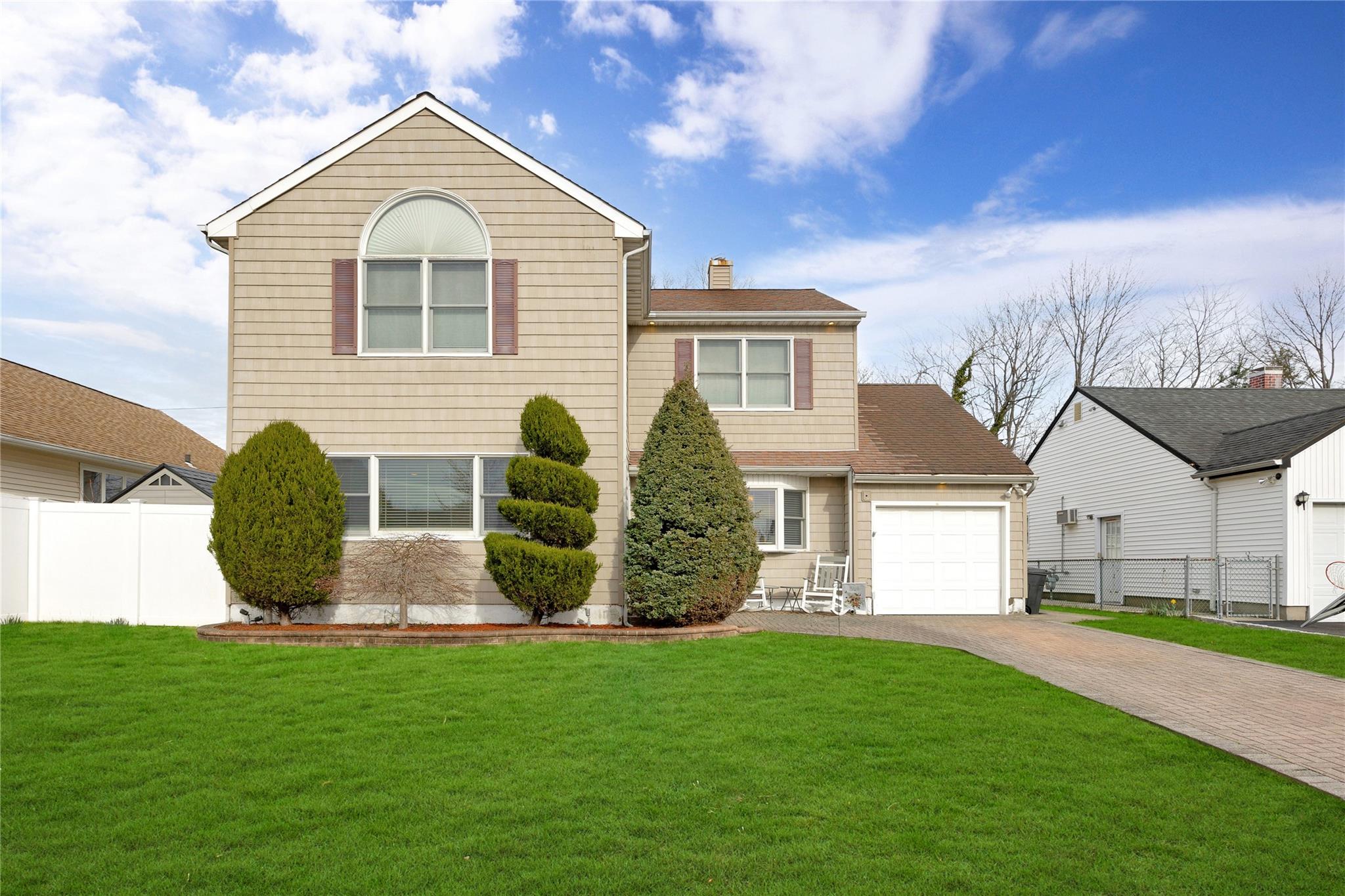 518 Farmranch Road, Bethpage, New York image 1