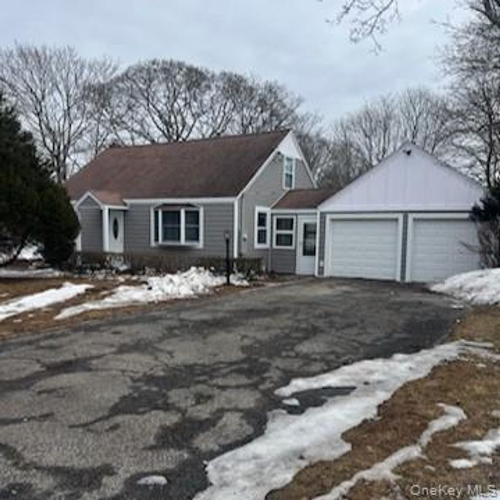 Photo of 118 Patchogue-Yaphank Road, East Patchogue, NY 11772 (MLS # 963381)