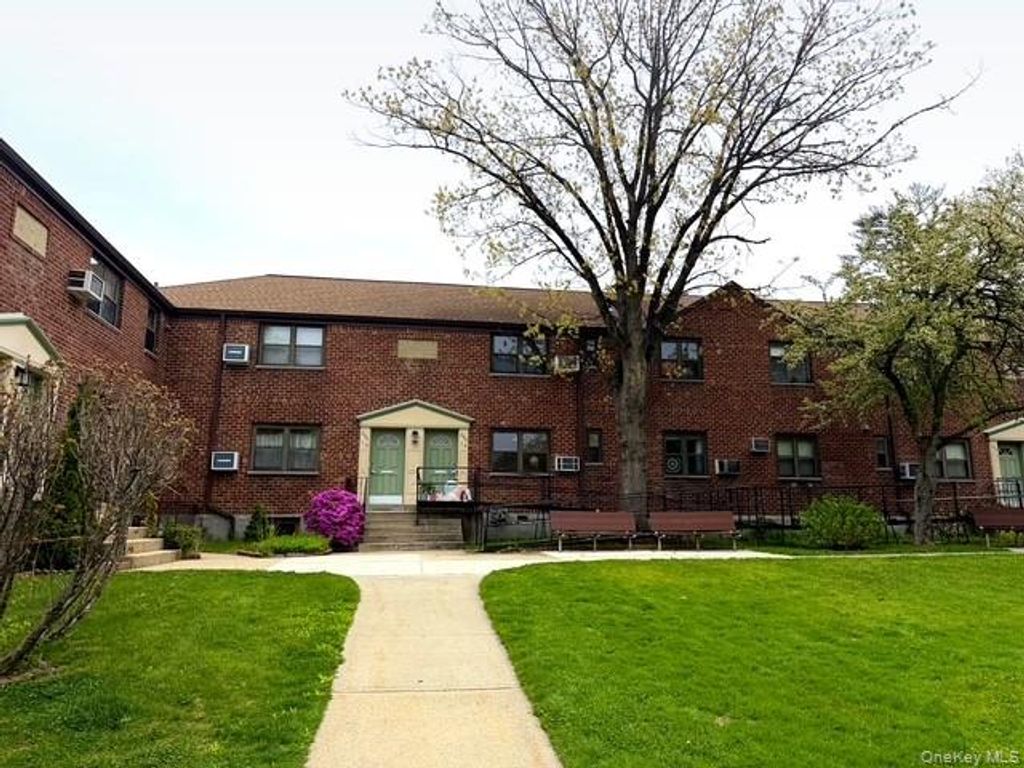 Photo of 24614 57th Drive #G8, Douglaston, NY 11362 (MLS # 990747)