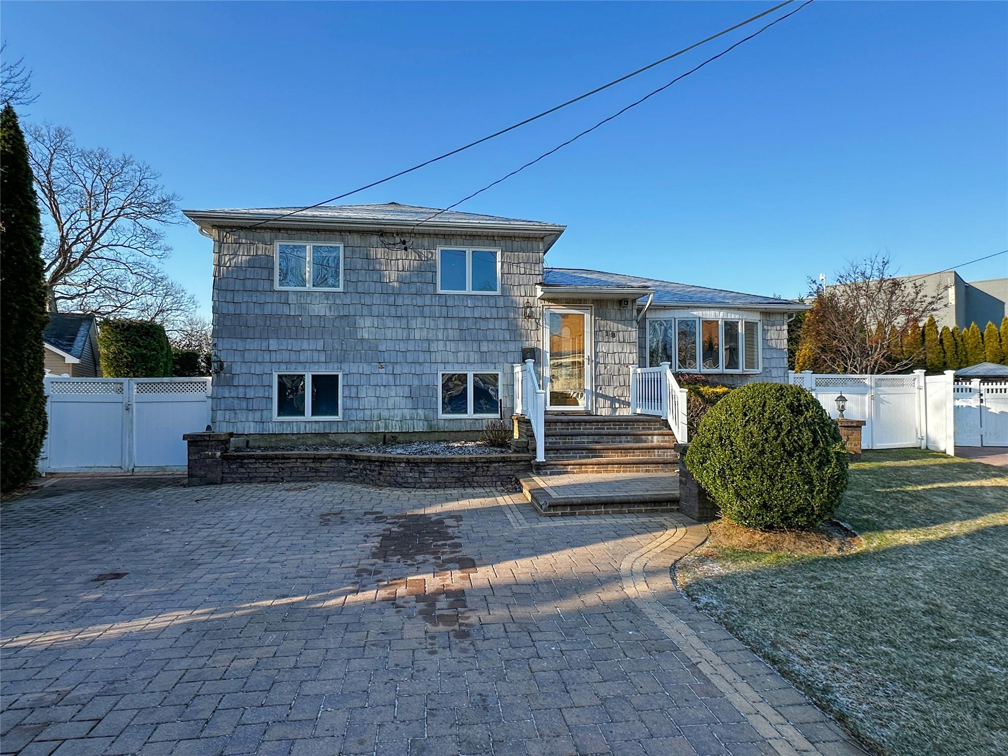 18 Jones Court, Massapequa Park, New York image 1