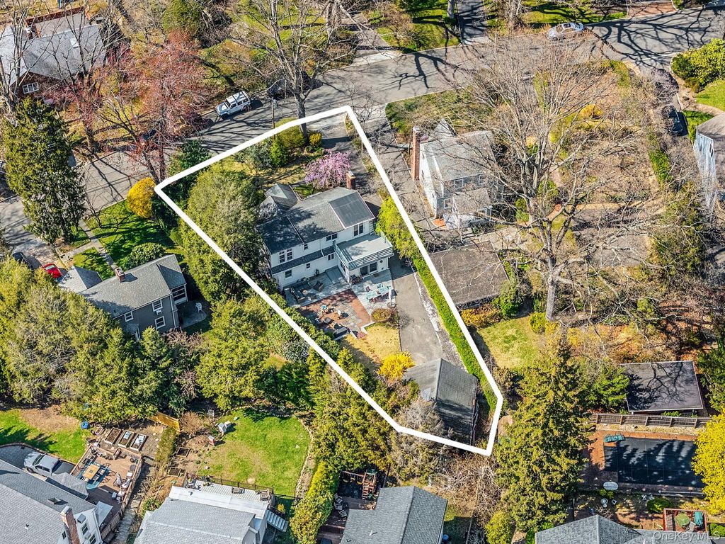 Photo of 11 Edgewood Avenue, Glen Head, NY 11545 (MLS # 988576)