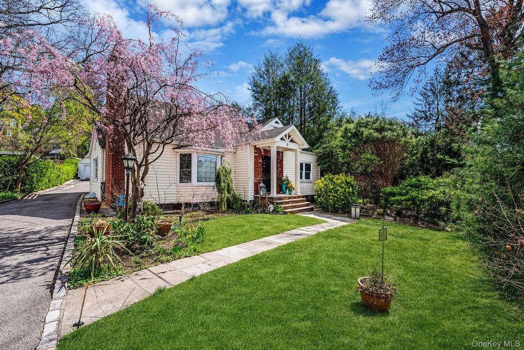 Photo of 11 Edgewood Avenue, Glen Head, NY 11545 (MLS # 988576)