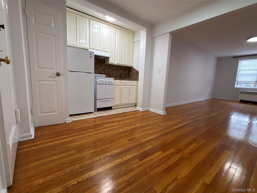 Photo of 50 S Middle Neck Road #2L, Great Neck, NY 11021 (MLS # 951620)