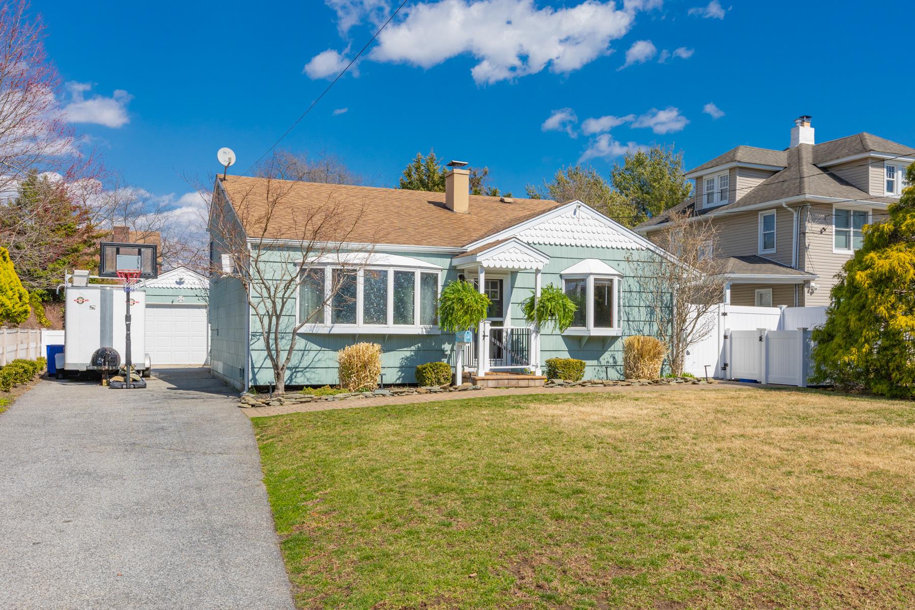 33 N Community Road, Bay Shore, New York image 3