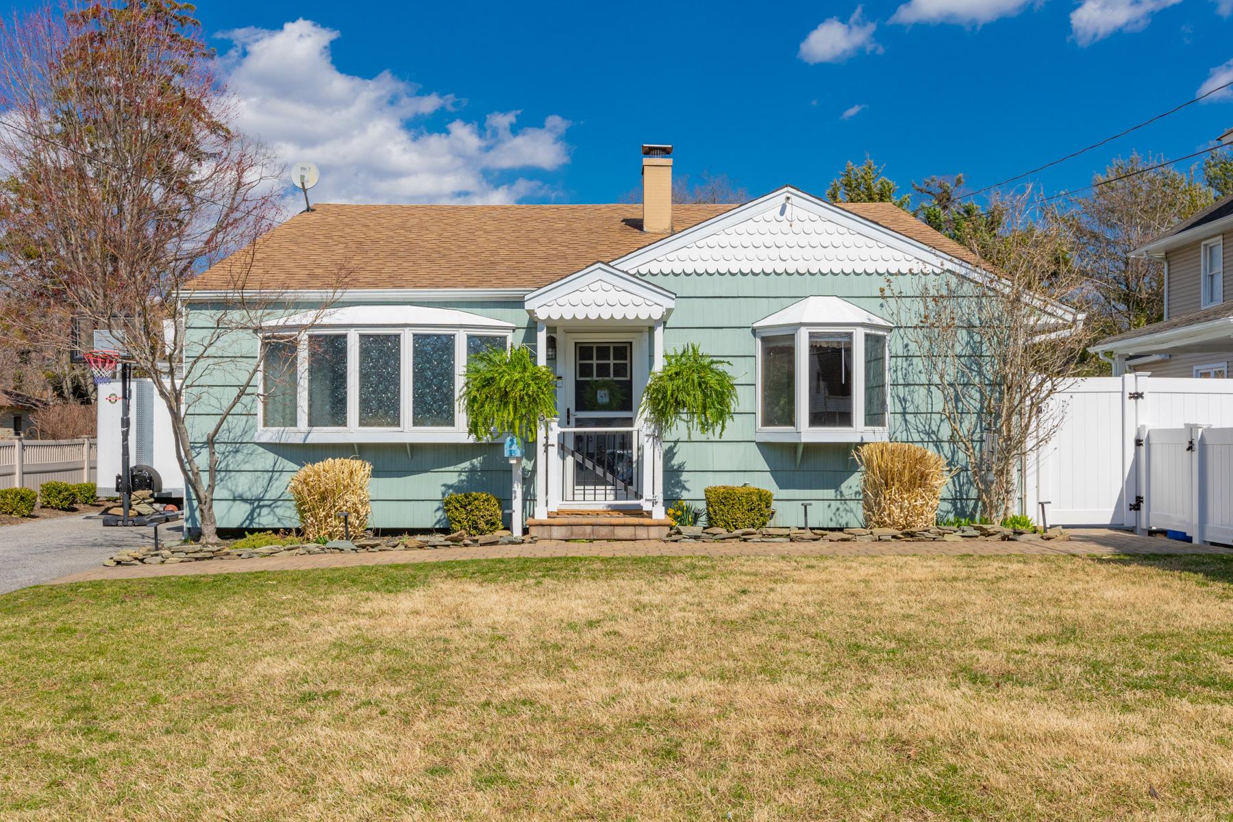 33 N Community Road, Bay Shore, New York image 1