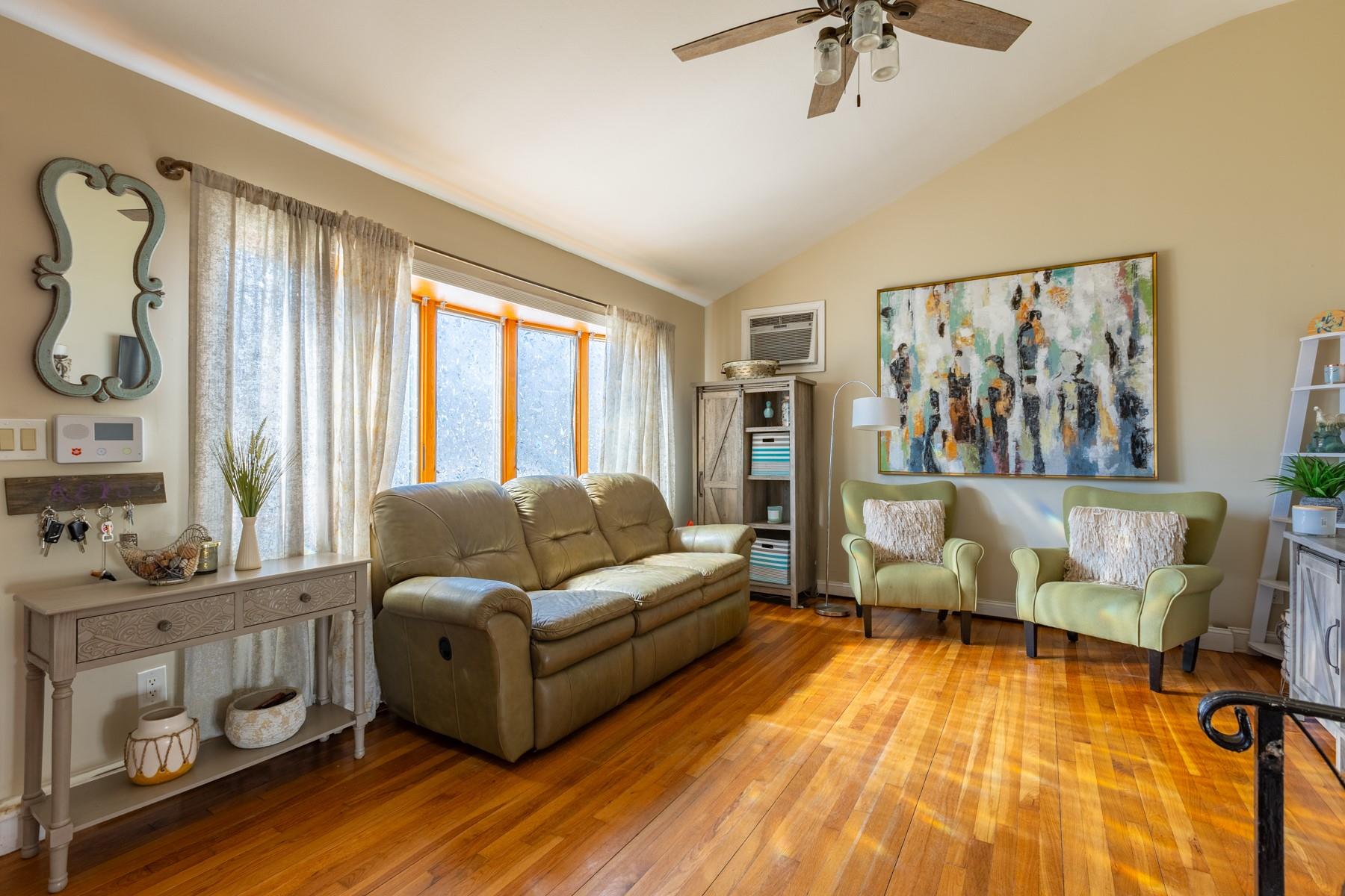 33 N Community Road, Bay Shore, New York image 6