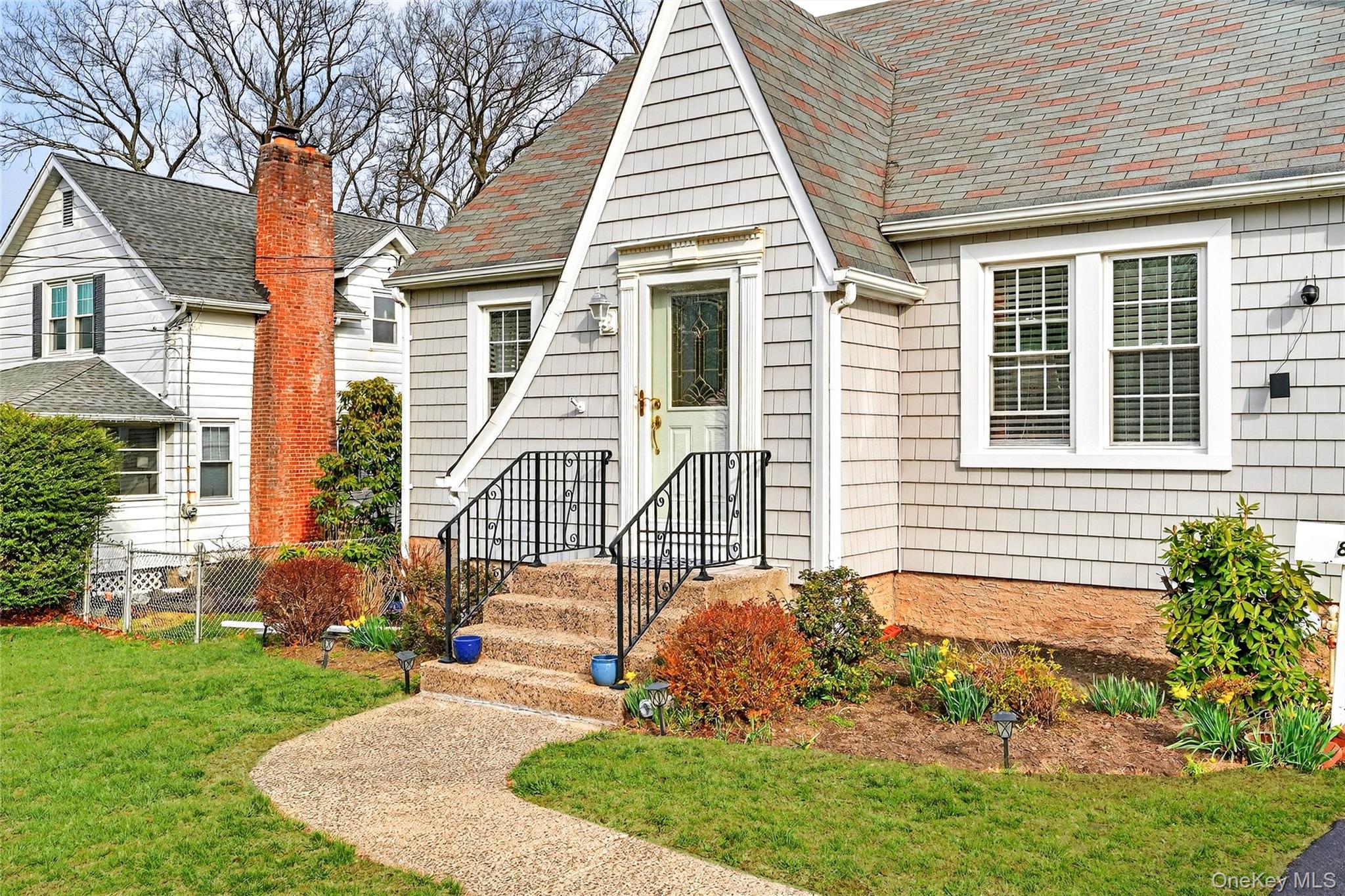 8 W Palisades Avenue