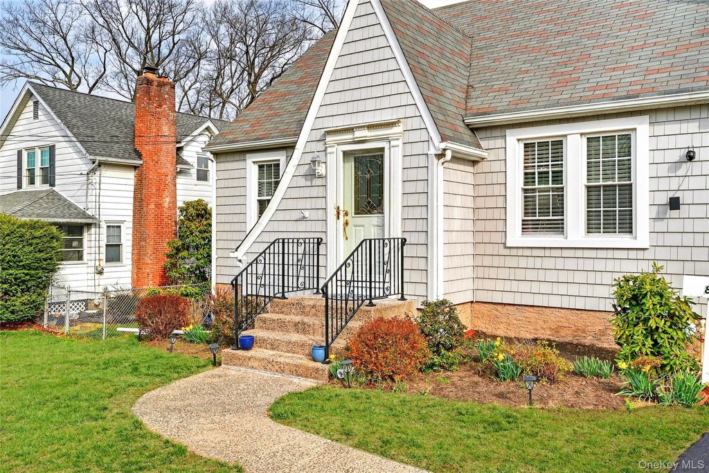 Photo of 8 W Palisades Avenue, Nanuet, NY 10954 (MLS # 969970)