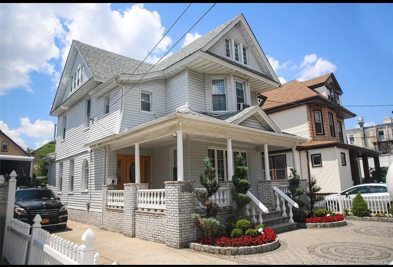 Lefferts Boulevard, Richmond Hill, Queens, NY - 5 Bedrooms  
2 Bathrooms  
11 Rooms - 