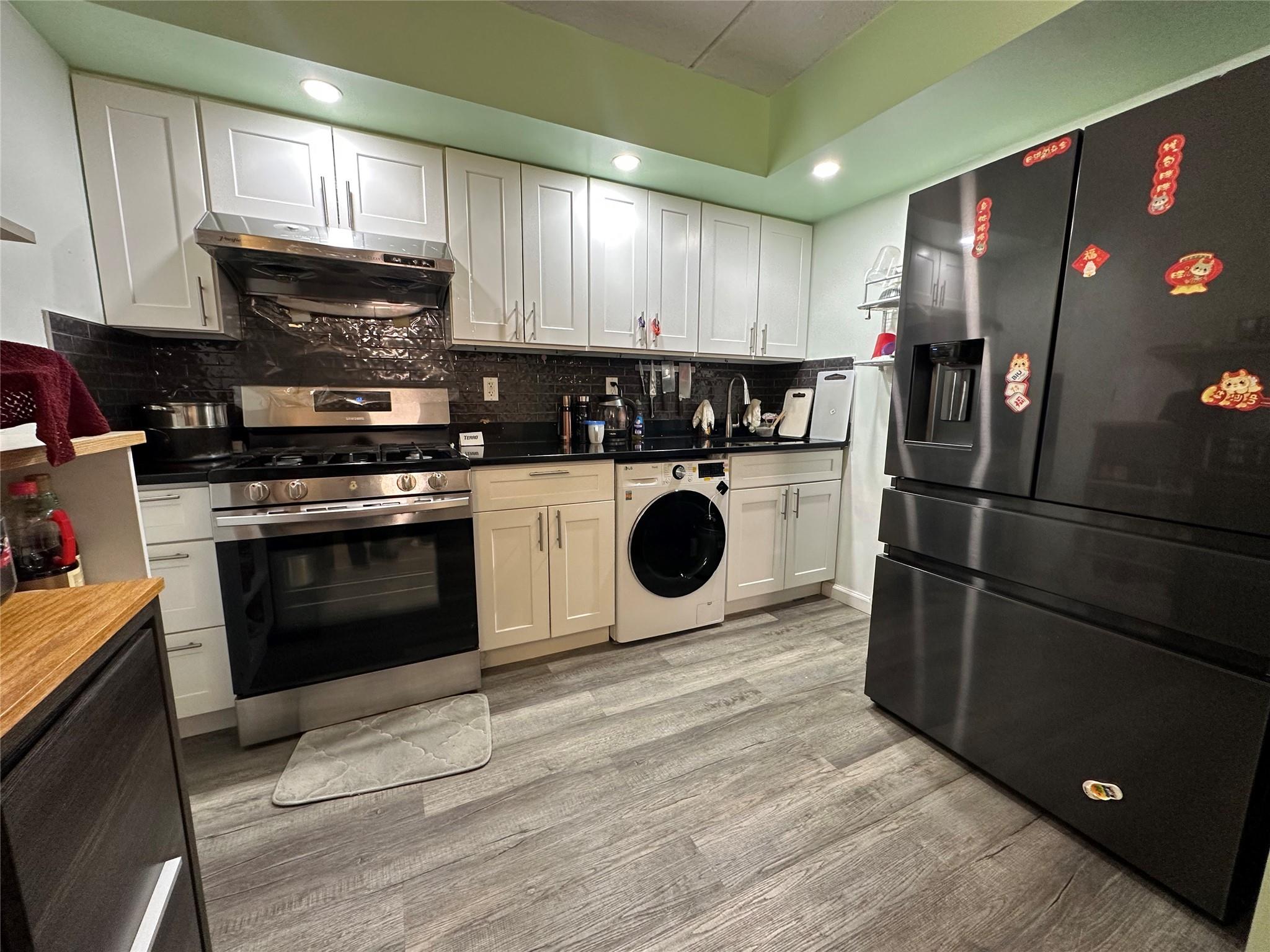 Property for Sale at Barclay Avenue B5, Flushing, Queens, NY - Bedrooms: 2 
Bathrooms: 1 
Rooms: 4  - $578,000