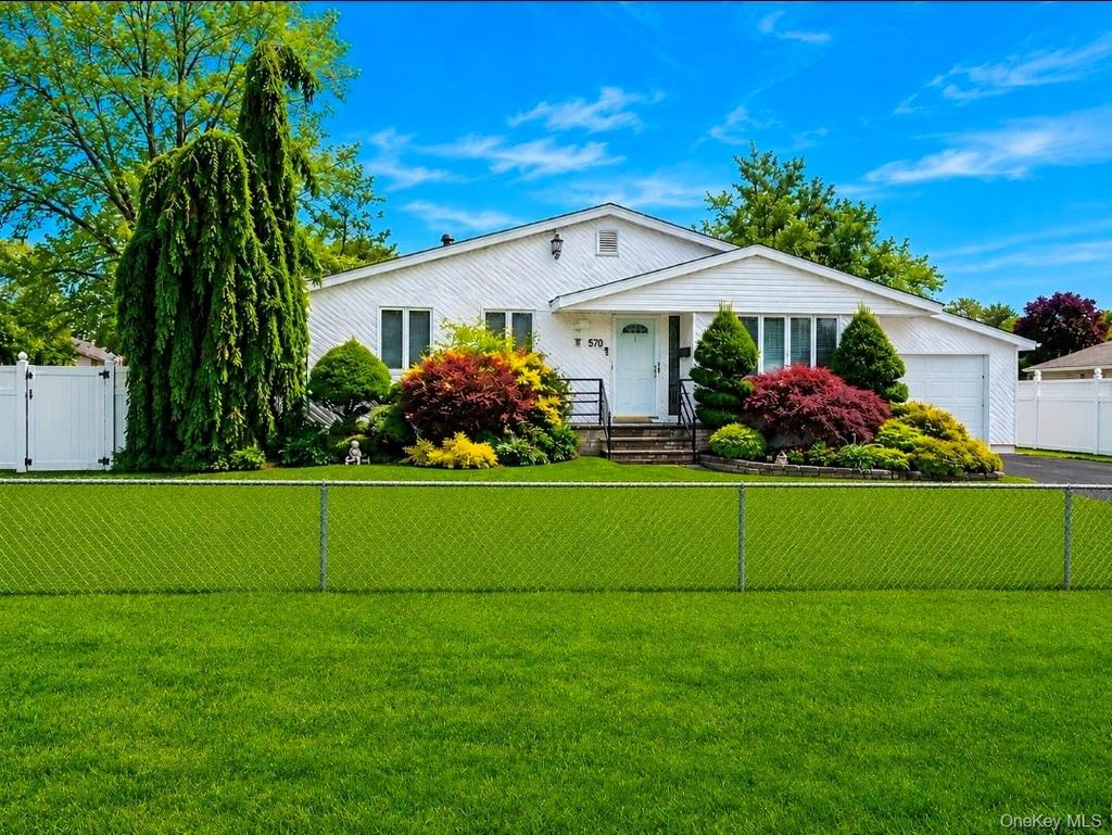 Photo of 170 W 9th Street, Deer Park, NY 11729 (MLS # 1003940)