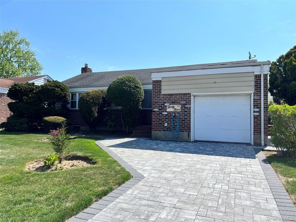 Photo of 39 Caroline Avenue, Elmont, NY 11003 (MLS # 990301)