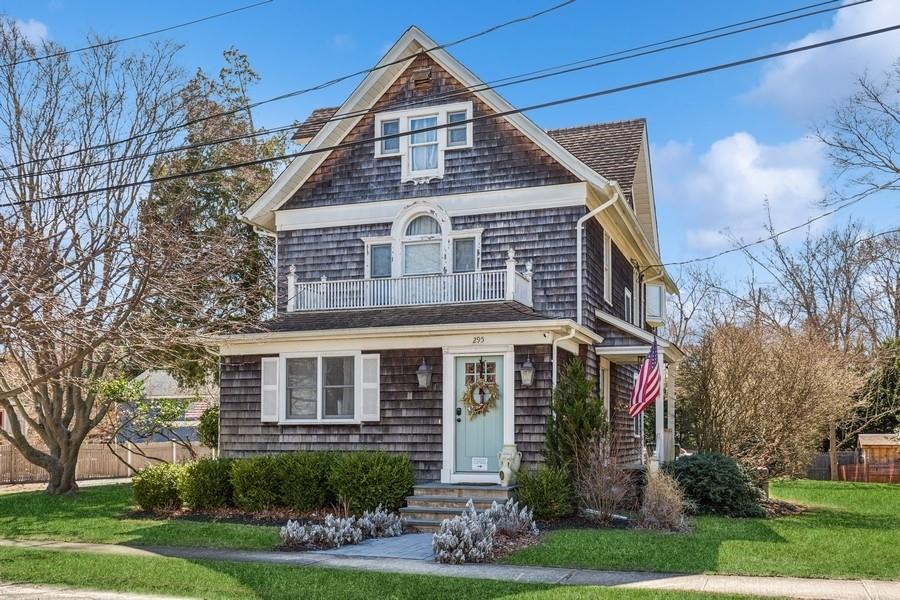 Beckwith Avenue, Southold, Hamptons, NY - 3 Bedrooms  
3 Bathrooms - 