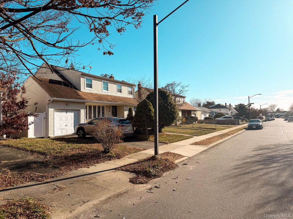 Photo of 25 Ford Drive W, Merrick, NY 11758 (MLS # 944368)