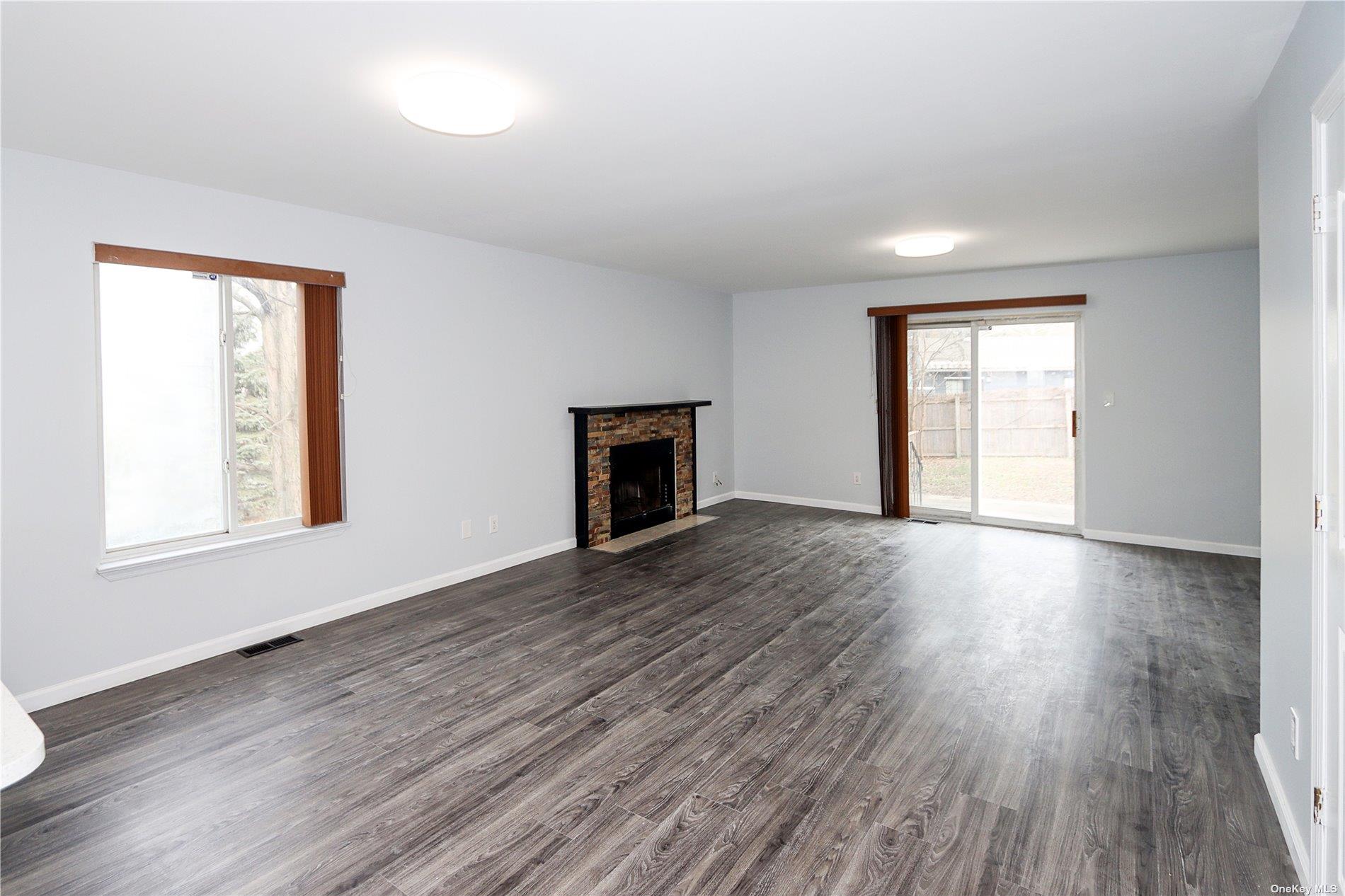 Glen Cove, New York 11542, United States, 3 Bedrooms Bedrooms, ,3 BathroomsBathrooms,Residential,Active,121308