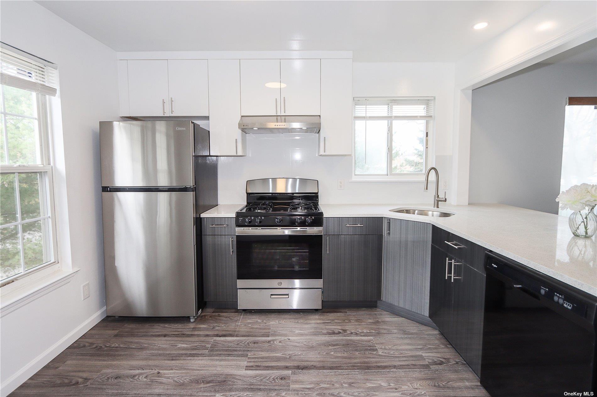 Glen Cove, New York 11542, United States, 3 Bedrooms Bedrooms, ,3 BathroomsBathrooms,Residential,Active,121308