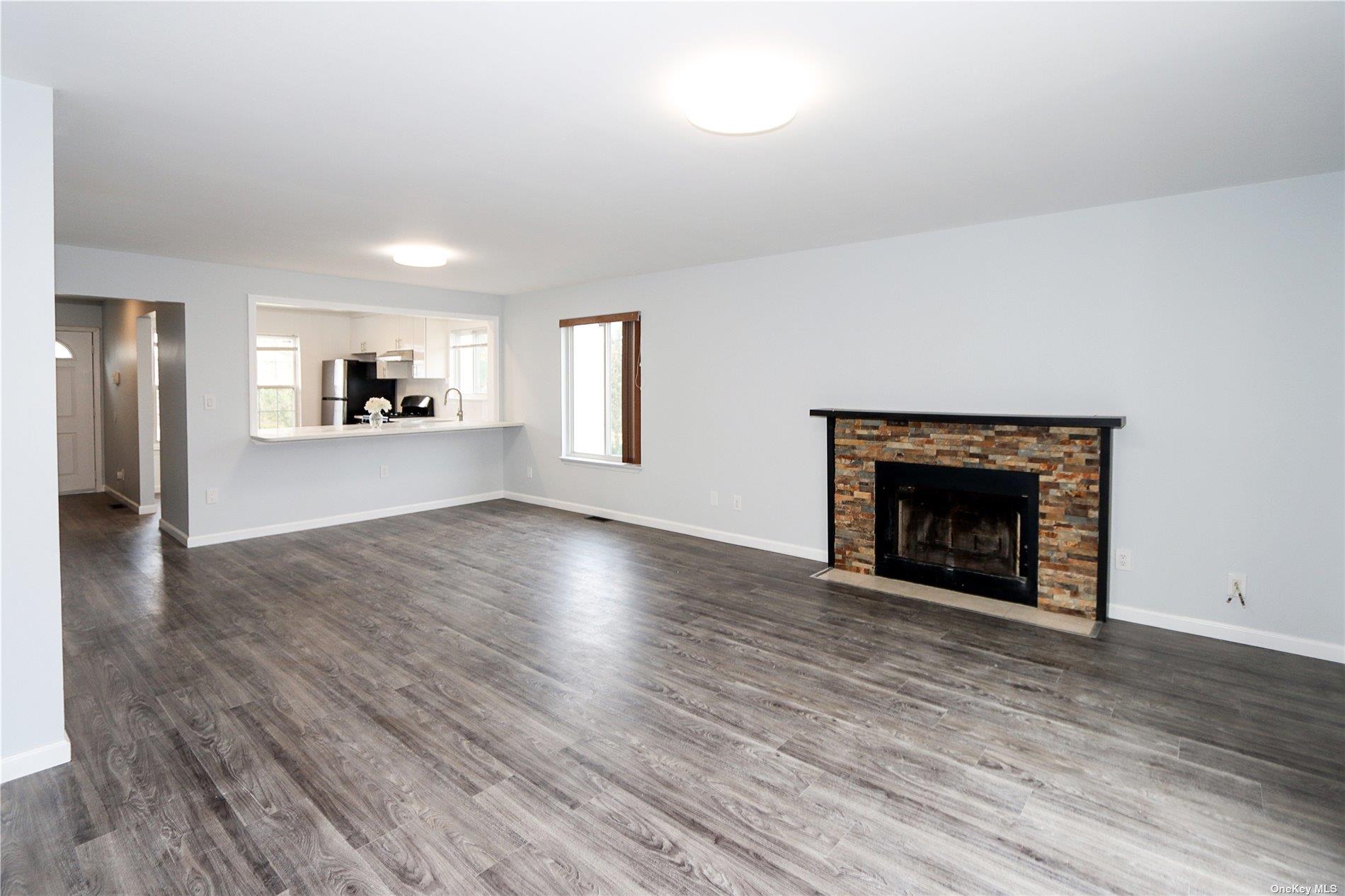 Glen Cove, New York 11542, United States, 3 Bedrooms Bedrooms, ,3 BathroomsBathrooms,Residential,Active,121308