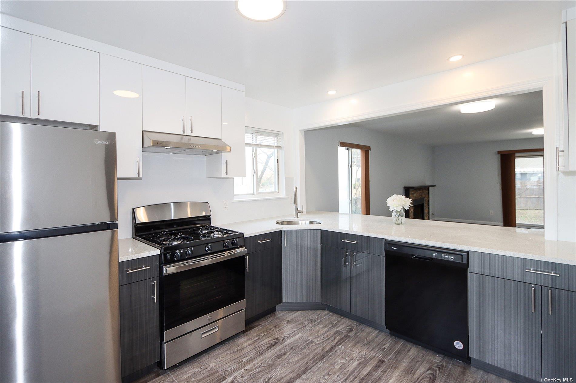 Glen Cove, New York 11542, United States, 3 Bedrooms Bedrooms, ,3 BathroomsBathrooms,Residential,Active,121308