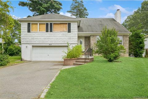 806 Pepperidge Road Westbury NY 11590