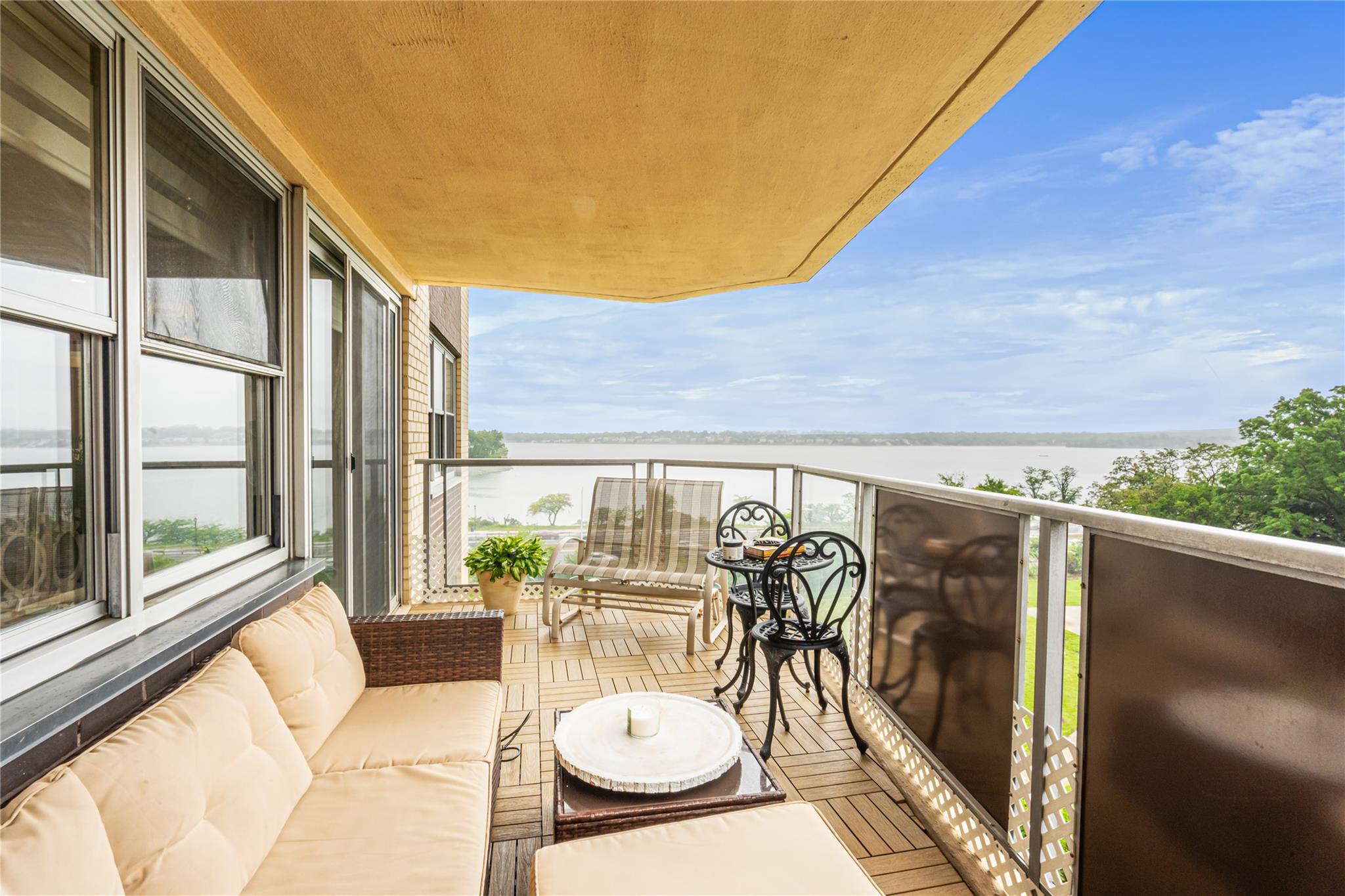 215th Street 4M, Bayside, Queens, NY - 2 Bedrooms  
2 Bathrooms  
5 Rooms - 