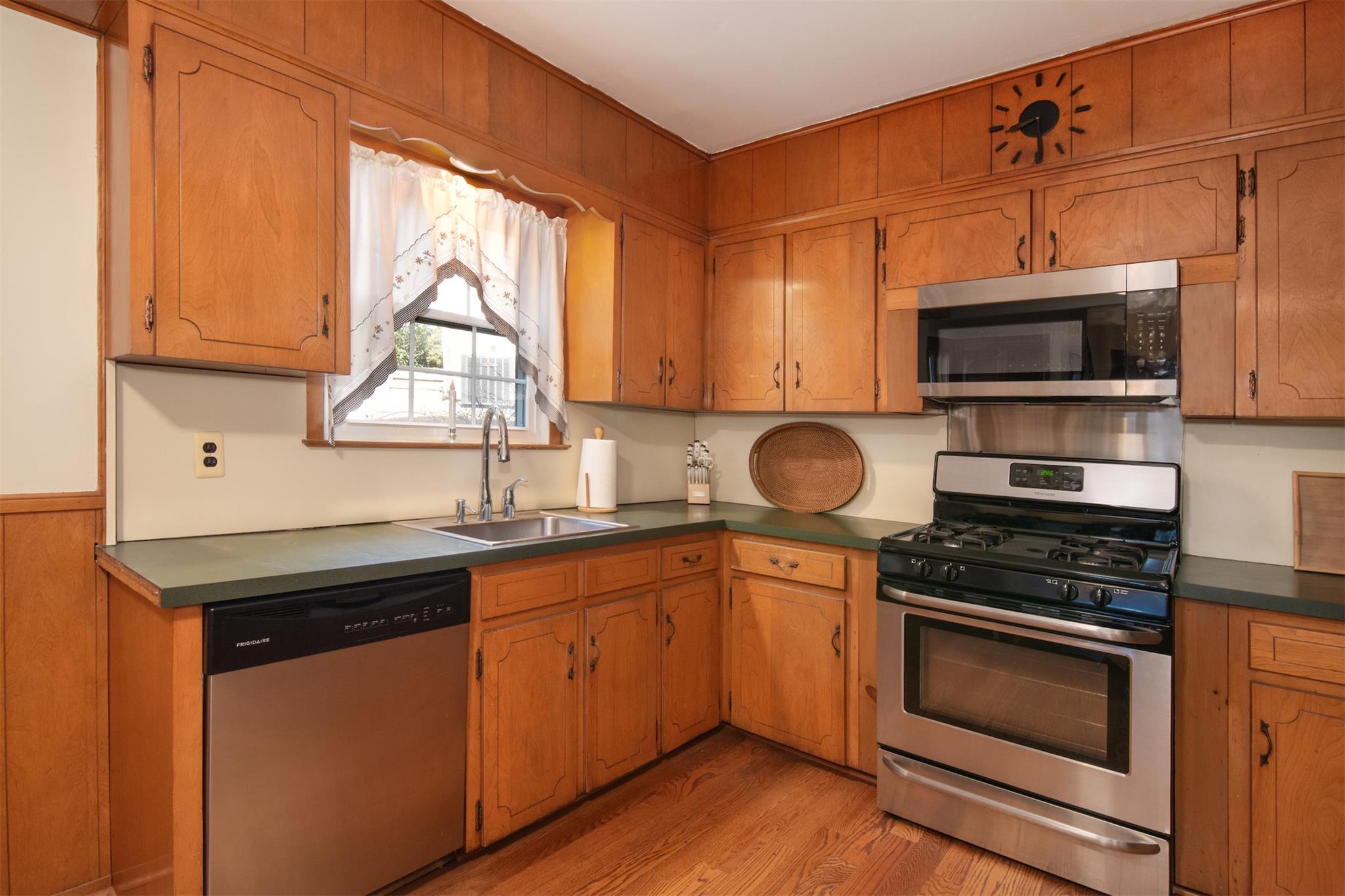 376 Aka 372 Bronxville Road, Yonkers, New York image 13
