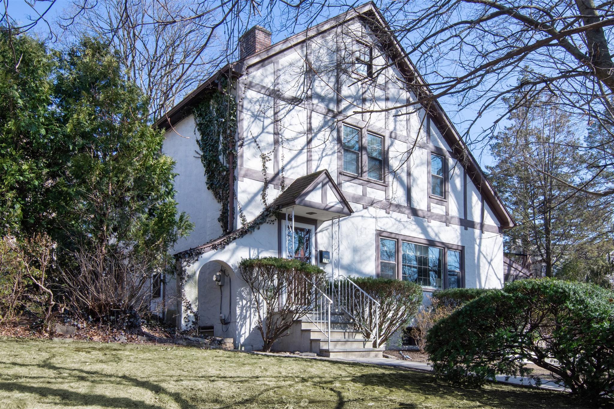 376 Aka 372 Bronxville Road, Yonkers, New York image 2
