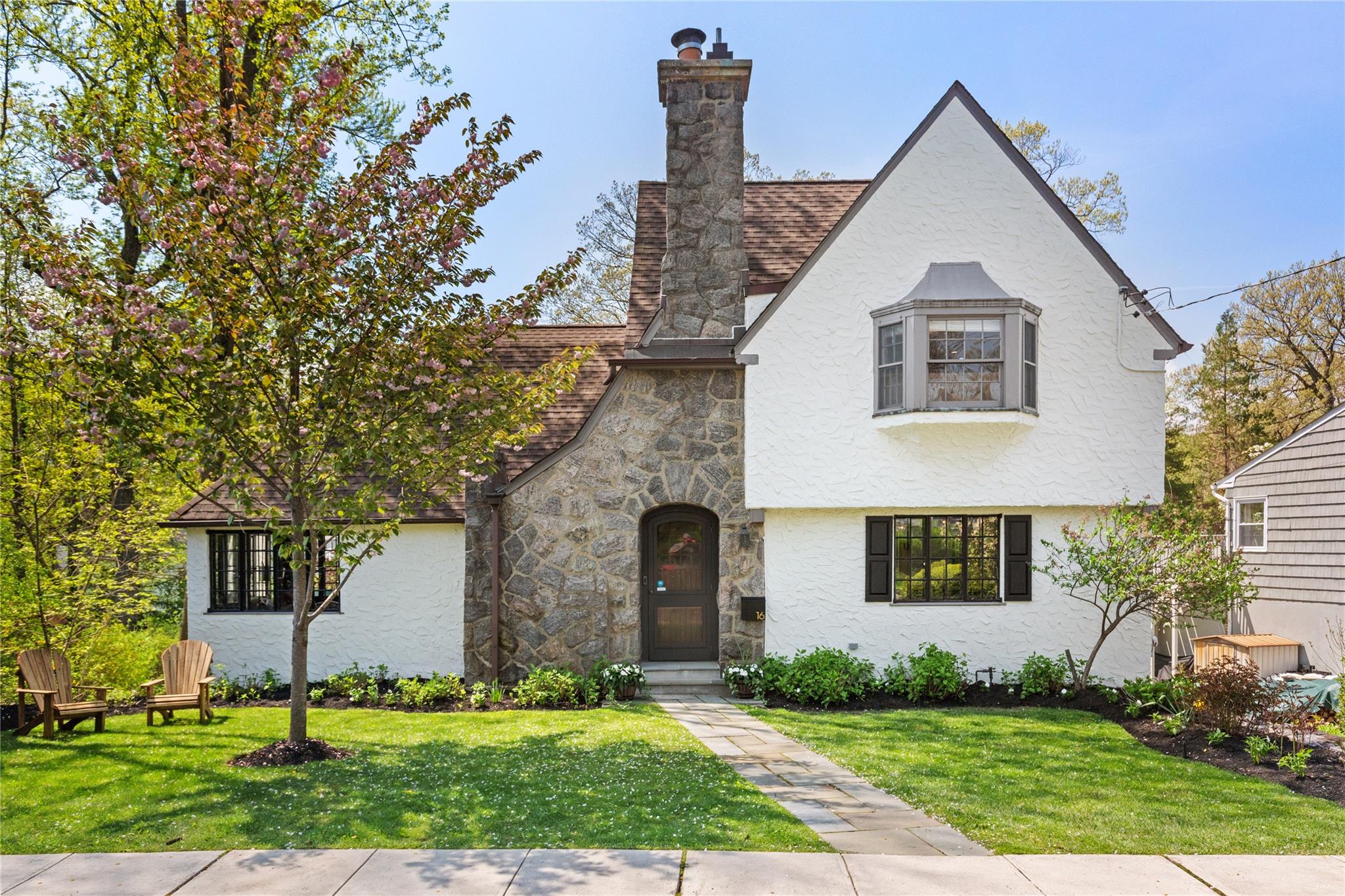 Maywood Road, New Rochelle, New York - 5 Bedrooms  
4 Bathrooms  
10 Rooms - 