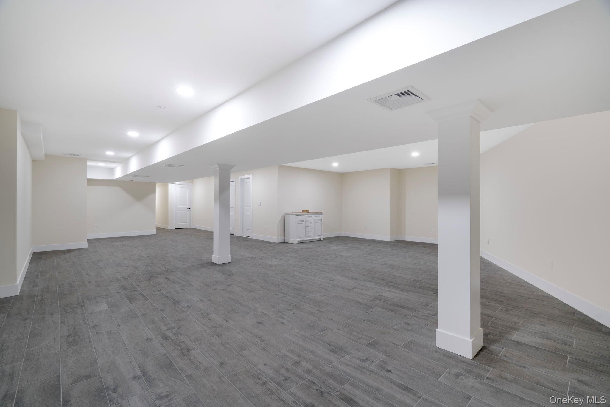 Yonkers, New York 10701, United States, 7 Bedrooms Bedrooms, ,5 BathroomsBathrooms,Residential,Pending,111529