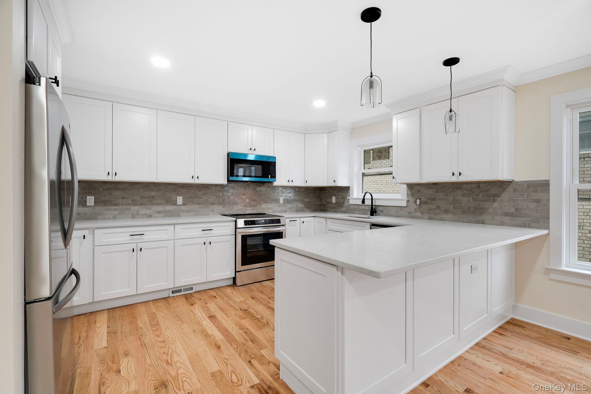 Yonkers, New York 10701, United States, 7 Bedrooms Bedrooms, ,5 BathroomsBathrooms,Residential,Pending,111529