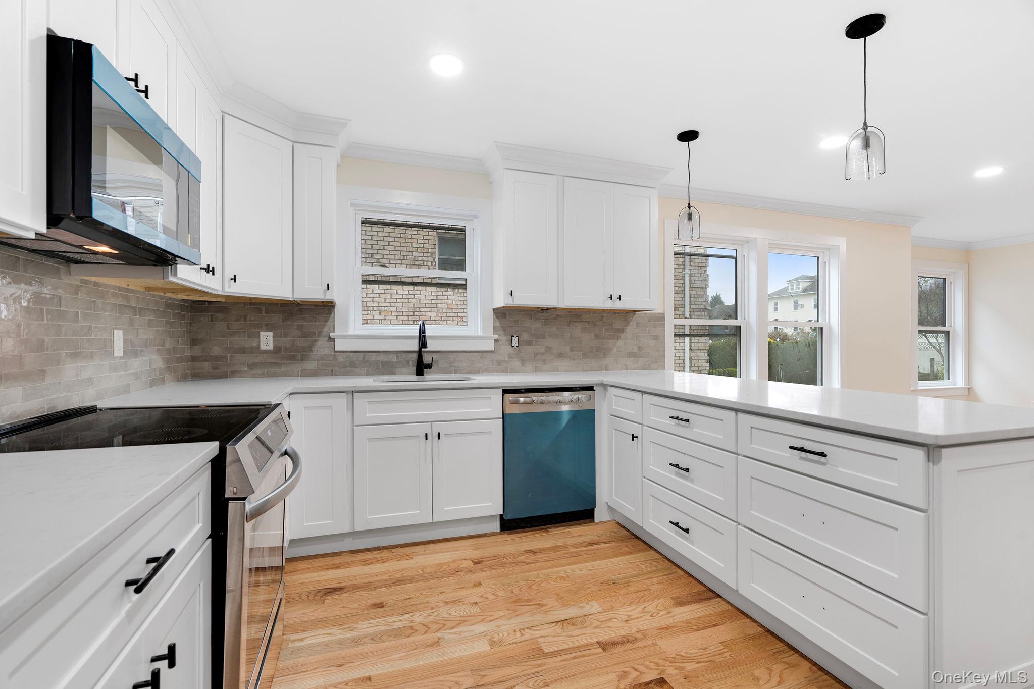 Yonkers, New York 10701, United States, 7 Bedrooms Bedrooms, ,5 BathroomsBathrooms,Residential,Pending,111529