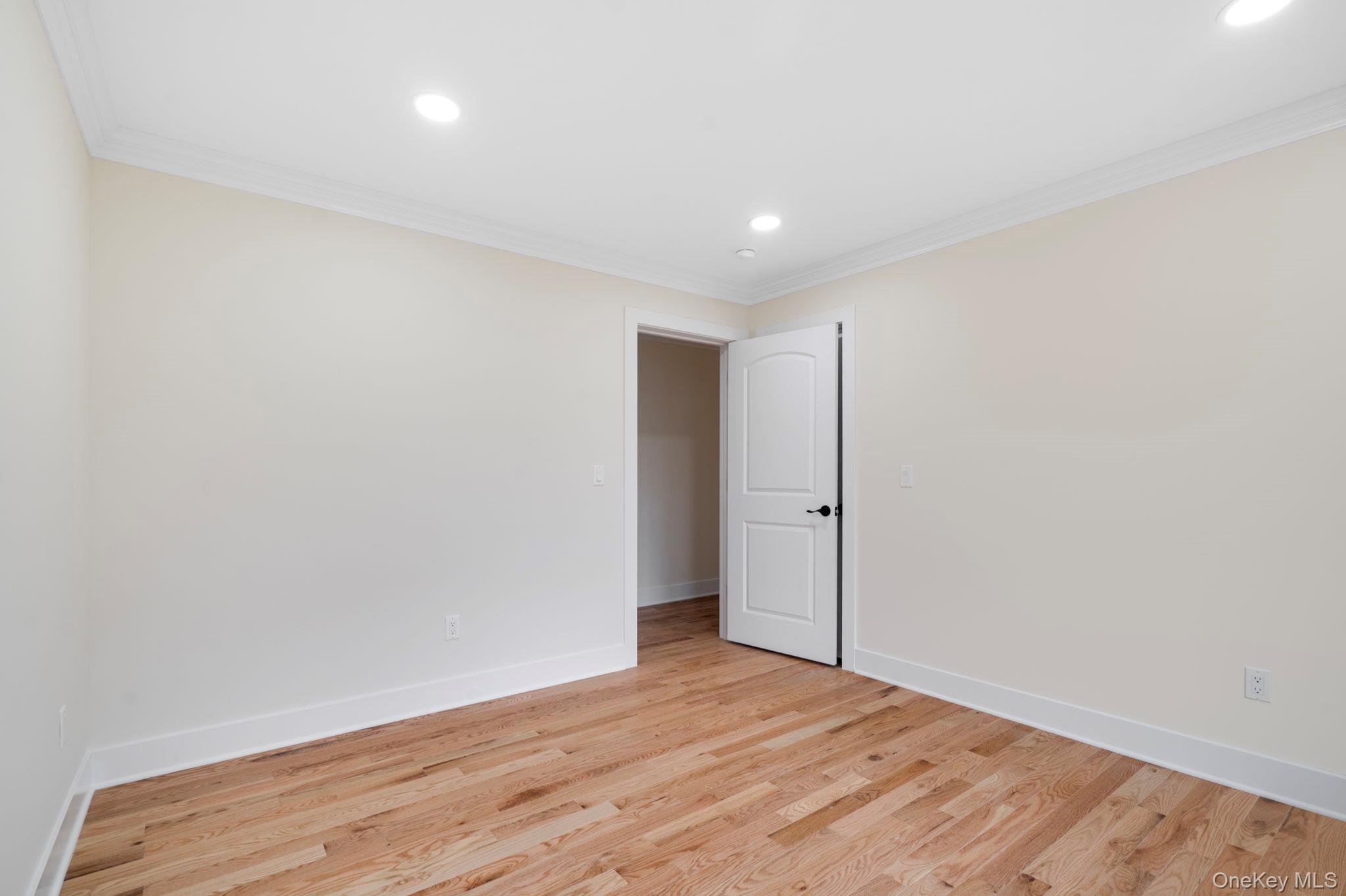 Yonkers, New York 10701, United States, 7 Bedrooms Bedrooms, ,5 BathroomsBathrooms,Residential,Pending,111529