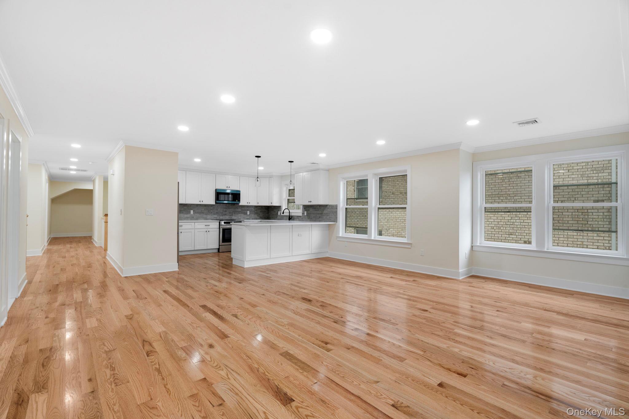 Yonkers, New York 10701, United States, 7 Bedrooms Bedrooms, ,5 BathroomsBathrooms,Residential,Pending,111529