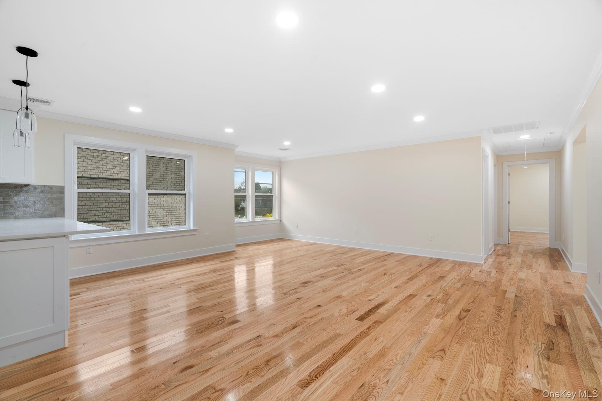 Yonkers, New York 10701, United States, 7 Bedrooms Bedrooms, ,5 BathroomsBathrooms,Residential,Pending,111529