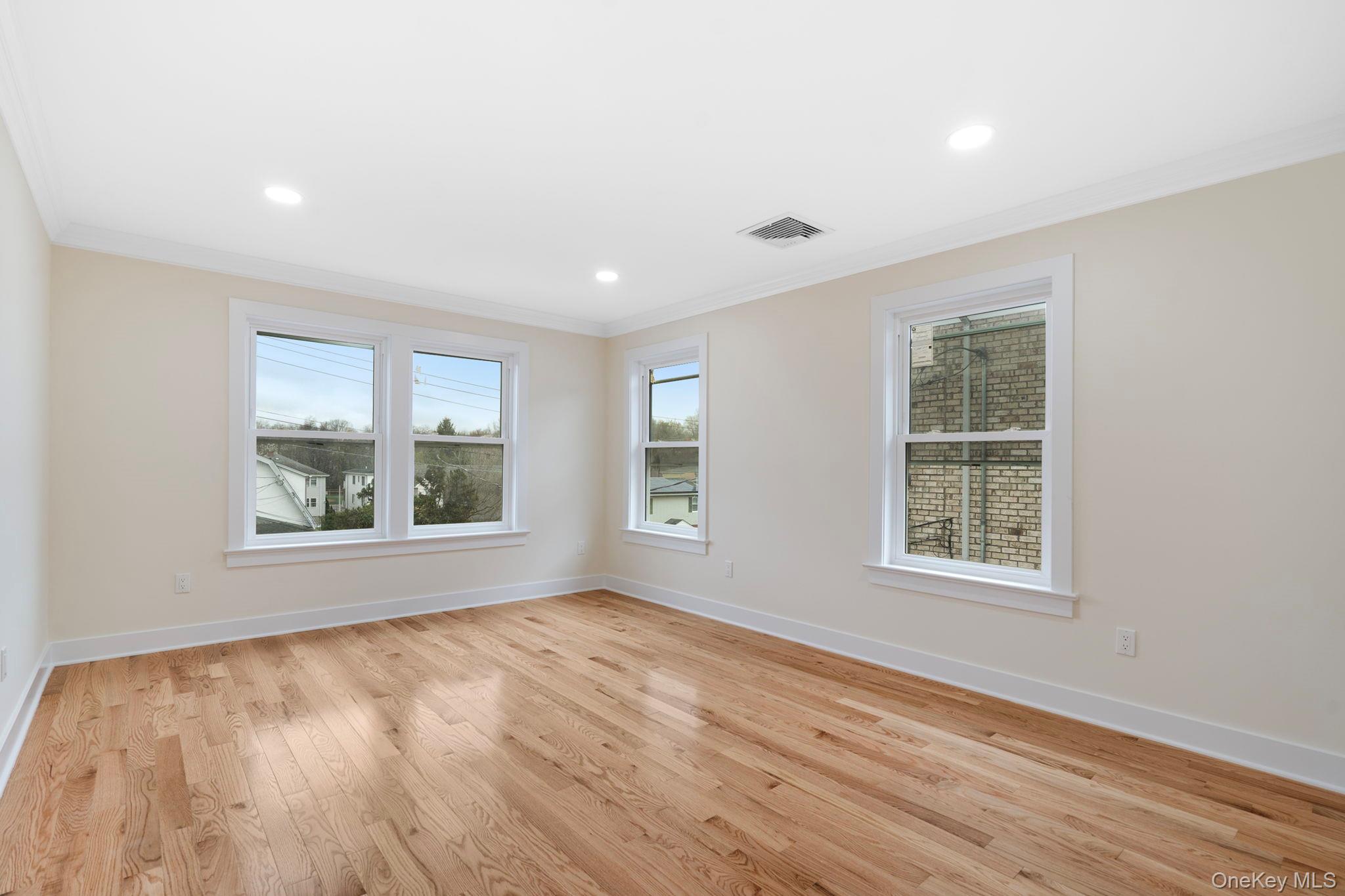 Yonkers, New York 10701, United States, 7 Bedrooms Bedrooms, ,5 BathroomsBathrooms,Residential,Pending,111529