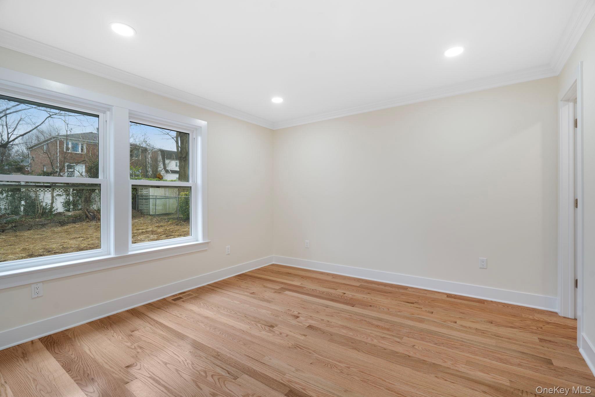 Yonkers, New York 10701, United States, 7 Bedrooms Bedrooms, ,5 BathroomsBathrooms,Residential,Pending,111529