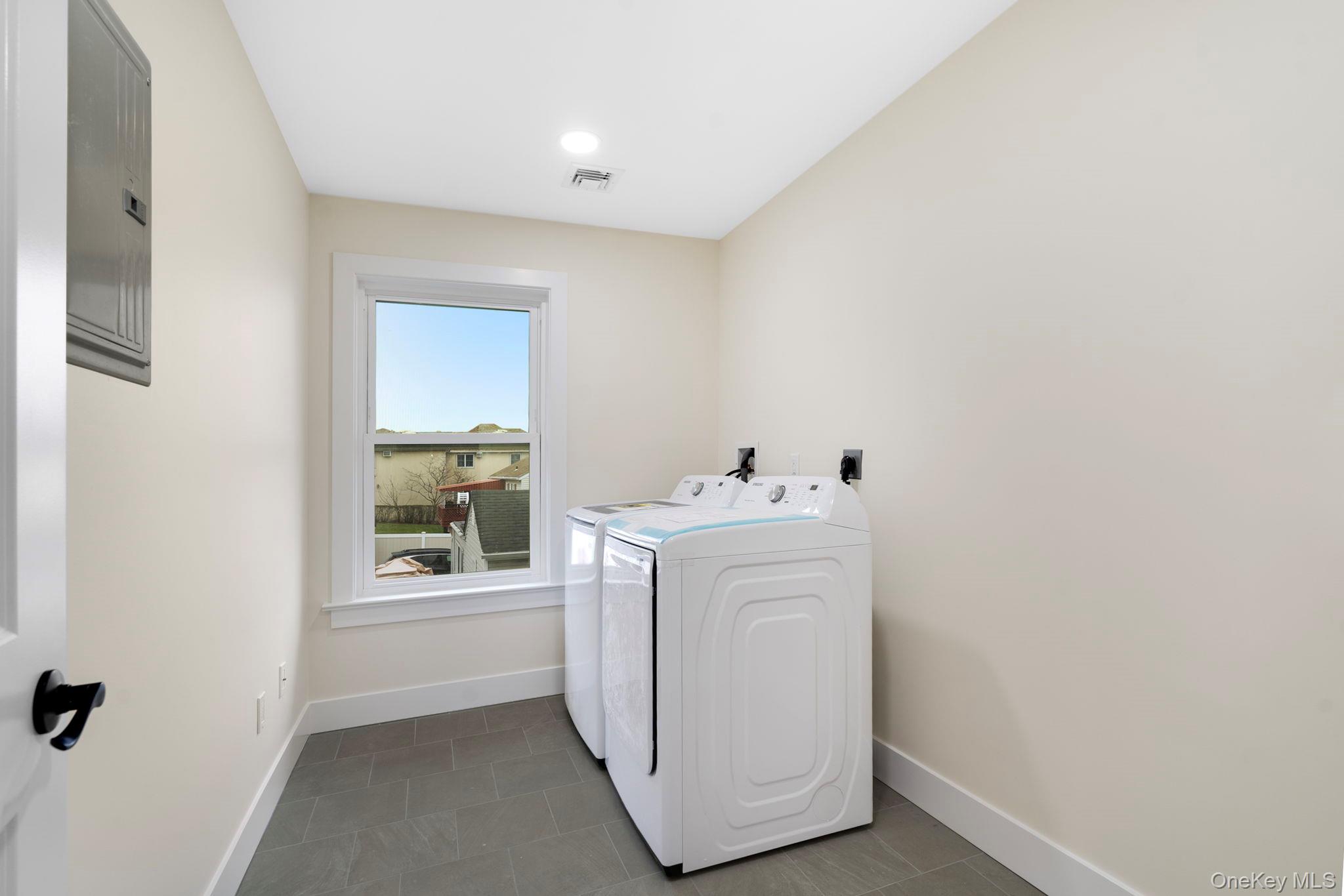 Yonkers, New York 10701, United States, 7 Bedrooms Bedrooms, ,5 BathroomsBathrooms,Residential,Pending,111529