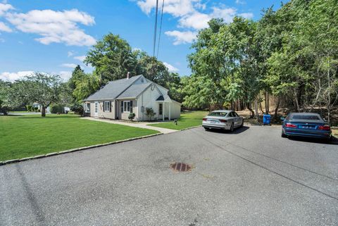 Photo of 26 Lindner Pl, Smithtown, NY 11787 (MLS # 923895)