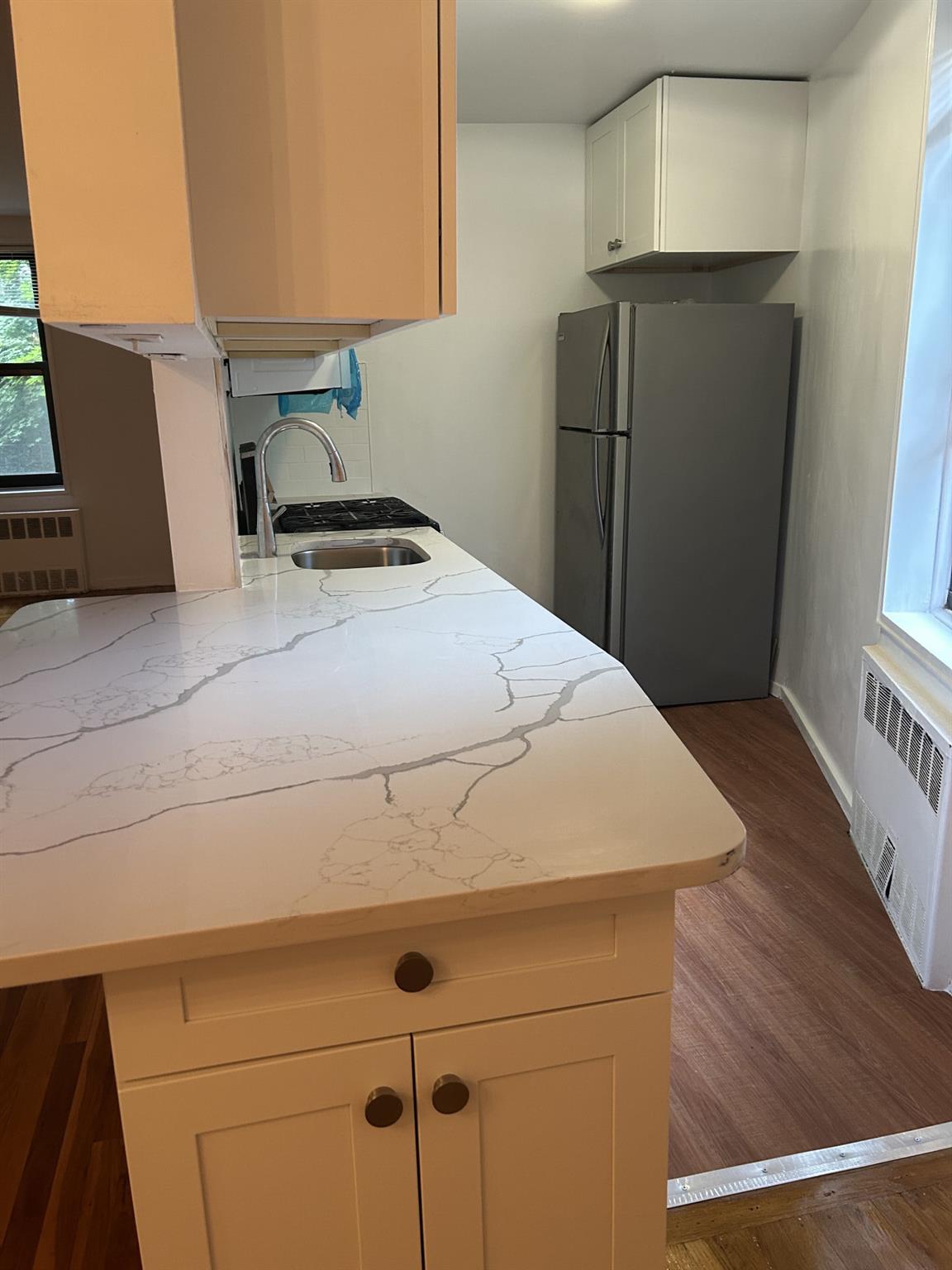 Douglaston Parkway 2D, Douglaston, Queens, NY - 2 Bedrooms  
1 Bathrooms  
5 Rooms - 