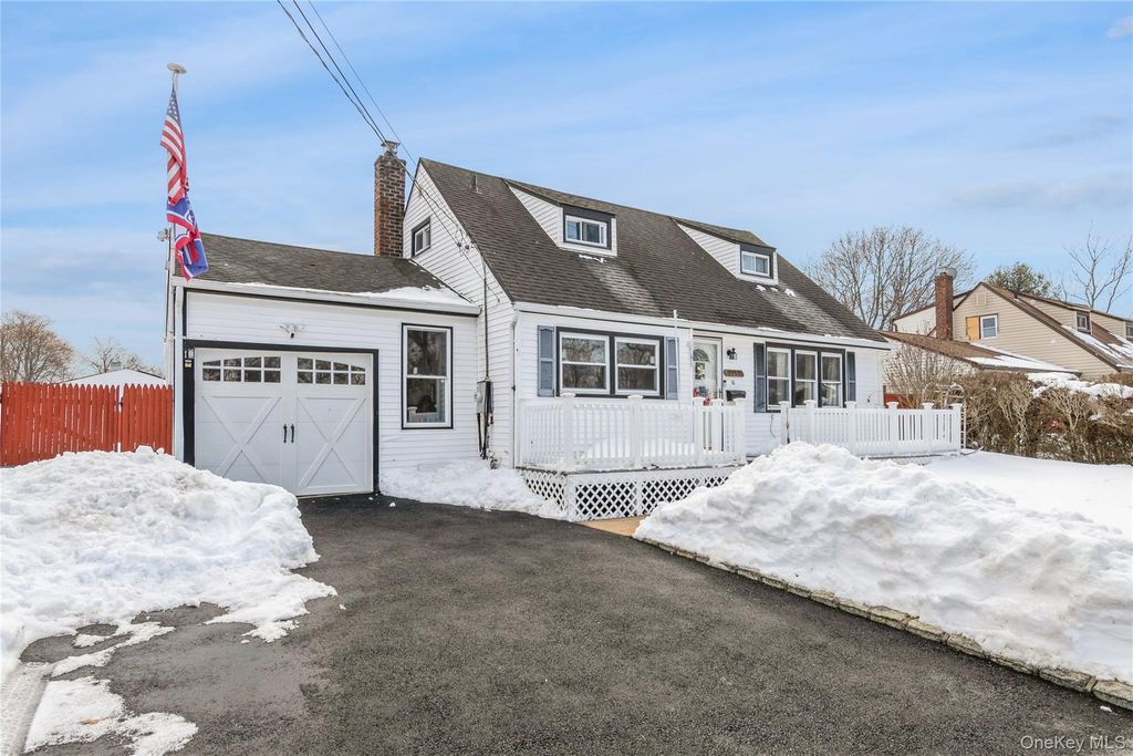 Photo of 10 Hickory Street, Central Islip, NY 11722 (MLS # 965554)